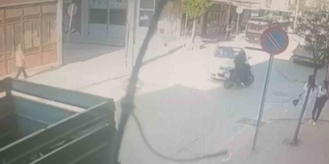 Otomobille çarpışan motosikletli yaralandı: Kaza anı kamerada