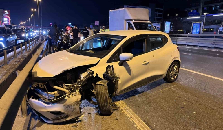 Küçükçekmece E-5’te alkollü sürücü zincirleme kazaya neden oldu