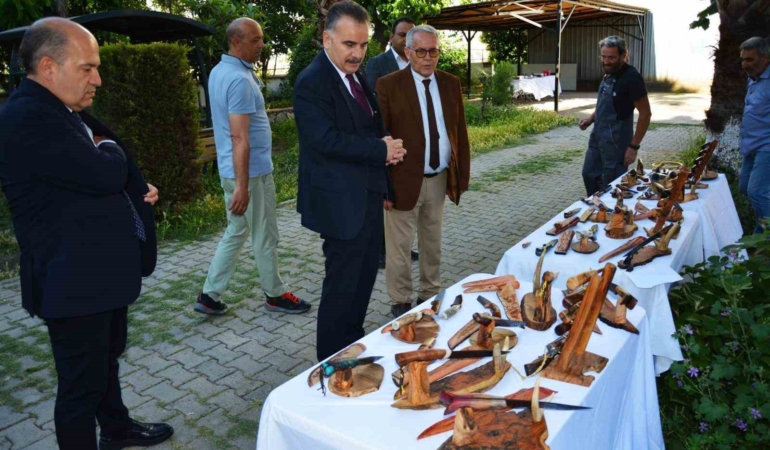 Edremit’te elle dövülen bıçaklar sergisi hayran bıraktı