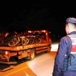 Yarışa başlayamadan jandarmaya yakalandılar: Çekici önünde poz verdiler