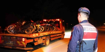 Yarışa başlayamadan jandarmaya yakalandılar: Çekici önünde poz verdiler