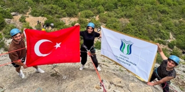 Geyve’de kaya tırmanışı yaptılar