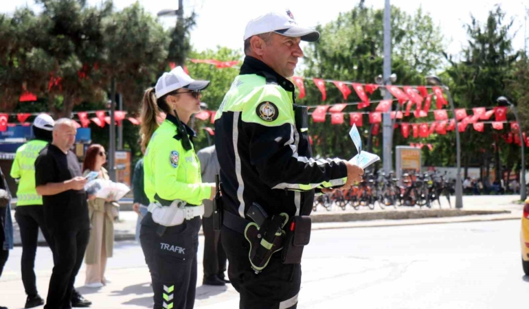 Trafik kuralları için kendisini bilgilendiren polisi tebrik etti: Kuralları ihlal edenlere böyle tepki gösterdi
