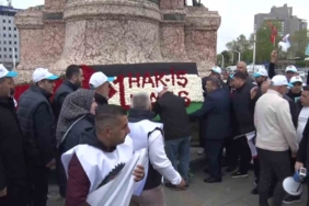 HAK-İŞ Konfederasyonu üyeleri, Kazancı Yokuşu’na karanfil, Taksim’e çelenk bıraktı