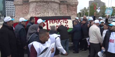 HAK-İŞ Konfederasyonu üyeleri, Kazancı Yokuşu’na karanfil, Taksim’e çelenk bıraktı