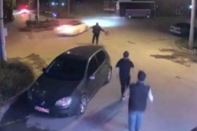 Drift yapan lüks otomobili, tabureyle kovaladı: O anlar kamerada