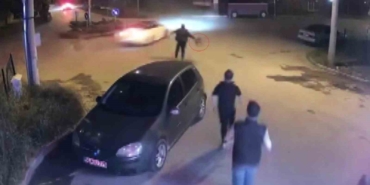 Drift yapan lüks otomobili, tabureyle kovaladı: O anlar kamerada