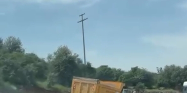 Kontrolden çıkan kamyon bariyerleri aşıp karşı yöne daldı