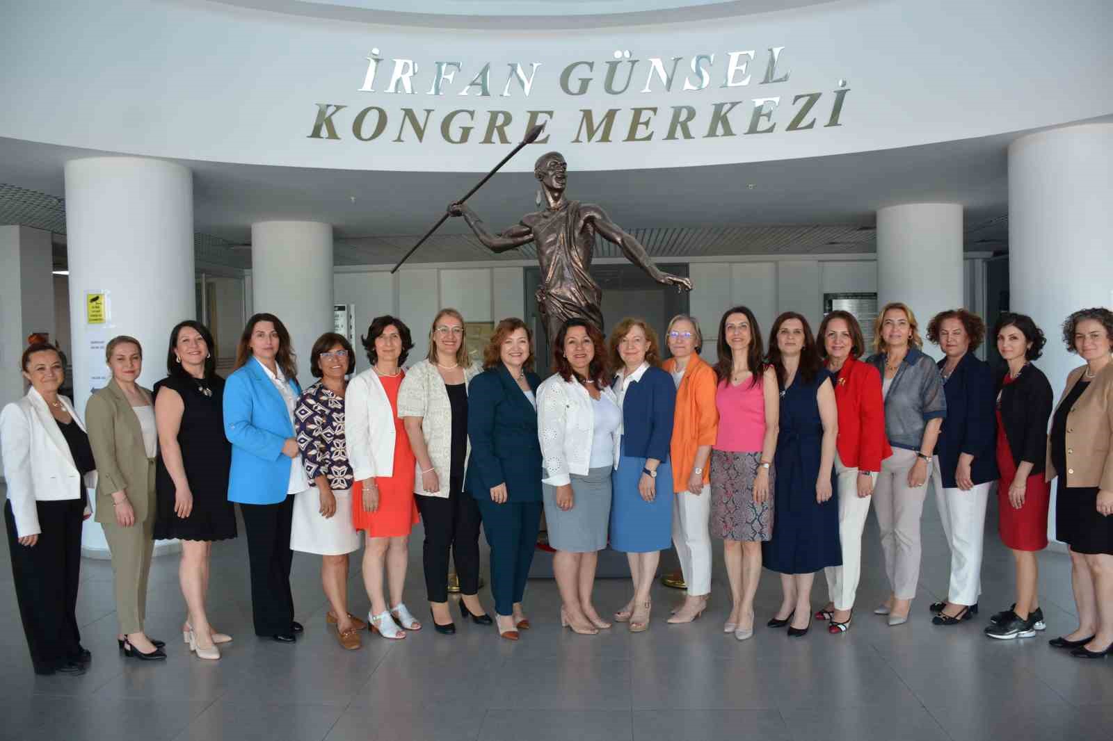 16 üniversitenin hemşirelik fakültesi dekanları Kıbrıs’ta toplandı