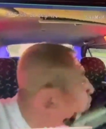 Takside dehşet anları kamerada...Taksiciyi silahla gezdirdi, sonra da parasını gasp etti