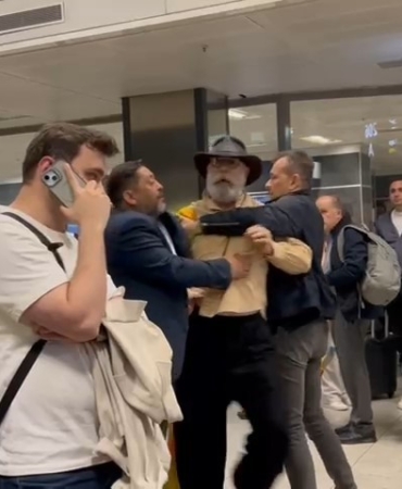Restoran işletmecisi Cüneyt Asan’ın havalimanında yolcuyla tartıştığı anlar kamerada