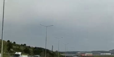 Havalimanı yolunda motosiklet sürücüsünün tehlikeli hareketleri