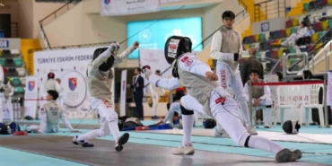 Balıkesir’de sporcular eskrimde şampiyonluk için yarışıyor