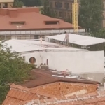 Çocukla birlikte çatıda halı yıkayan vatandaş kamerada