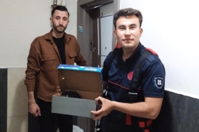 İtfaiye erleri kurtardıkları karga yavrularını elleriyle besledi