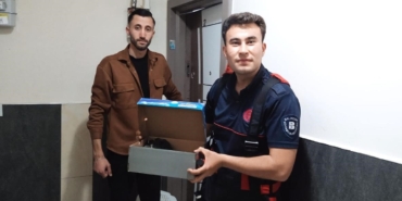 İtfaiye erleri kurtardıkları karga yavrularını elleriyle besledi