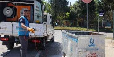 Çöp konteynerleri yerinde yıkanıyor