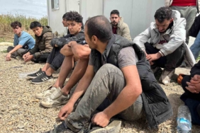 Yunanistan güvenlik güçleri aralarından çocukların ve kadınların olduğu 18 göçmene eziyet etti