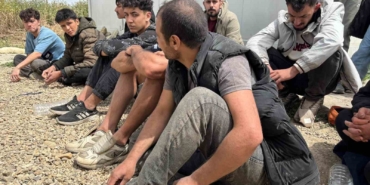 Yunanistan güvenlik güçleri aralarından çocukların ve kadınların olduğu 18 göçmene eziyet etti