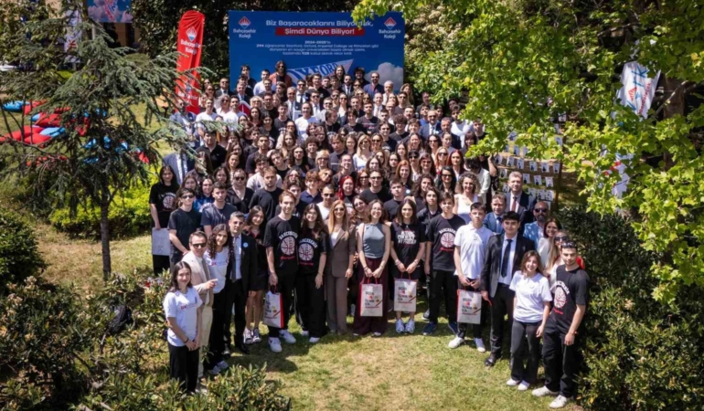Bahçeşehir Kolejinin 296 öğrencisi, yurt dışından bin 136 kabul aldı