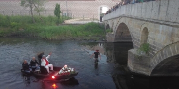 Kakava şenliklerinde kayıkla nehre inen Roman Çeribaşı, vatandaşları selamladı