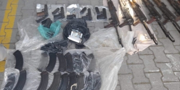 Kiraladığı araçta kalaşnikoflarla yakalanan polis ile birlikte 2 şahıs tutuklandı