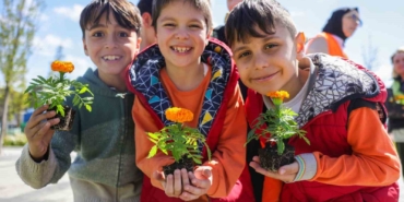 Ümraniye’de minikler toprakla buluştu, geleceğe umut ekti