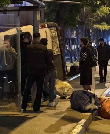 Fatih’te kontrolden çıkan ticari araç yan yattı