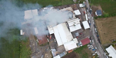 Sakarya’da fındık kırım fabrikasındaki yangın havadan görüntülendi