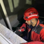 Apartman boşluğuna düşen yavru kedi itfaiye ekiplerince kurtarıldı