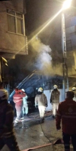 Ümraniye’de çıkan yangında gecekondu ve park halindeki otomobil kullanılamaz hale geldi