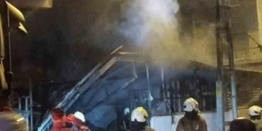 Ümraniye’de çıkan yangında gecekondu ve park halindeki otomobil kullanılamaz hale geldi