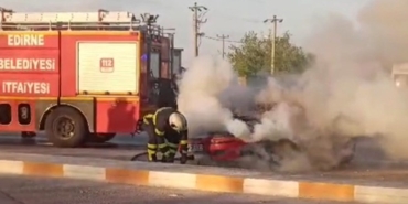Edirne’de alev alan otomobili terk eden sürücü kayıplara karıştı