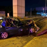 Kontrolden çıkan otomobil önce tıra sonra bariyerlere çarptı: 1 ağır yaralı