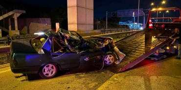 Kontrolden çıkan otomobil önce tıra sonra bariyerlere çarptı: 1 ağır yaralı