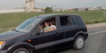 Kucağında çocukla araba kullanan sürücü tehlikeye davetiye çıkardı