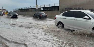 Edirne’de sağanakta yollar göle döndü