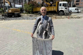 Balıkçı Kenan, boynuna astığı balıklarla İmamoğlu ve Özel’i protesto etti