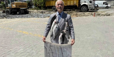 Balıkçı Kenan, boynuna astığı balıklarla İmamoğlu ve Özel’i protesto etti