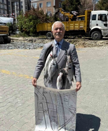 Balıkçı Kenan, boynuna astığı balıklarla İmamoğlu ve Özel’i protesto etti