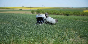 Edirne’de devrilen otomobildeki sürücü ve eşi yaralandı