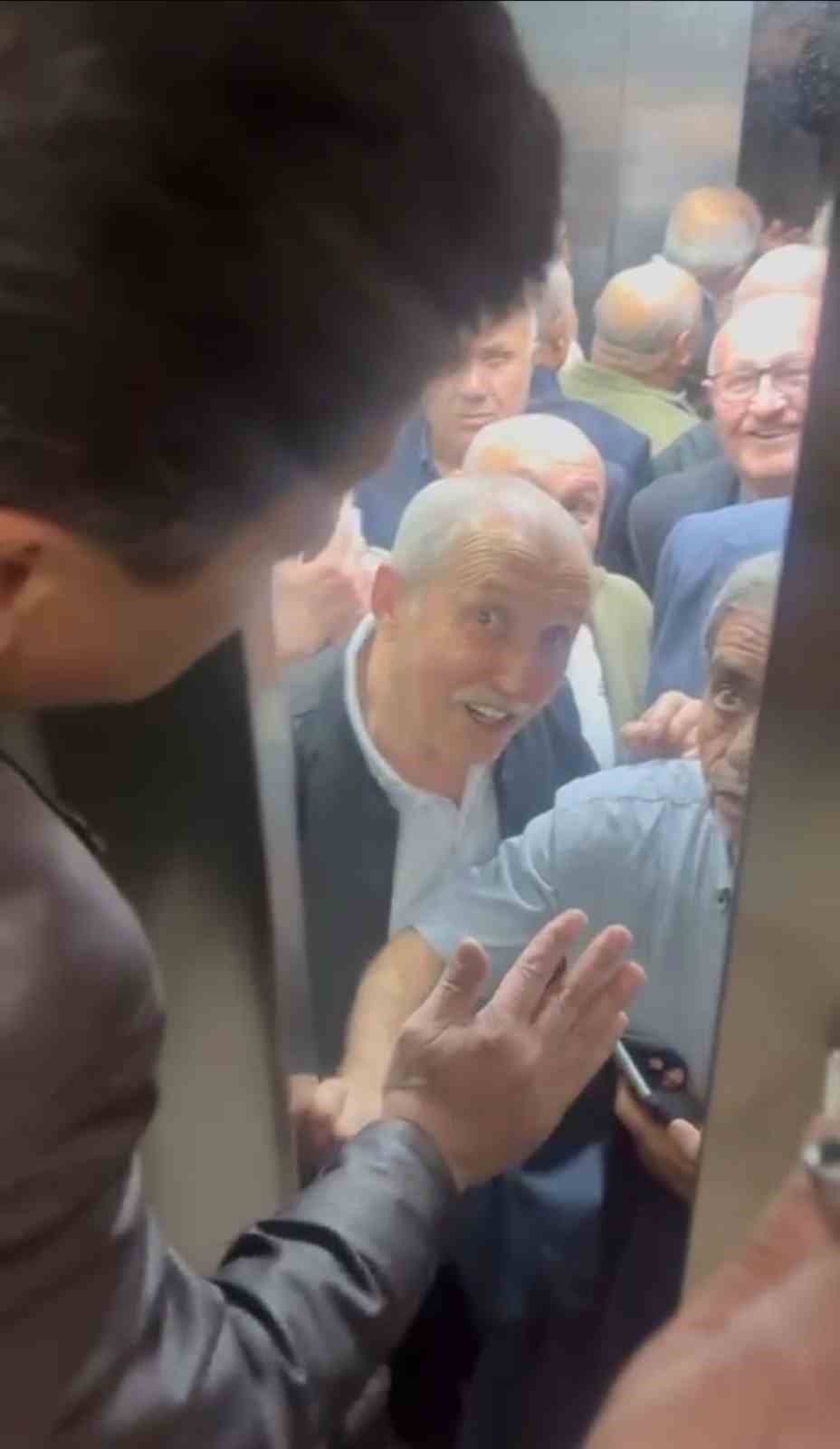 Düğüne gelen davetliler asansöre 10 kişi binince mahsur kaldılar.