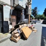 Fatih’te "kontrolsüz taşınma" kamerada: Eşyalarını 3. kattaki camdan böyle attı