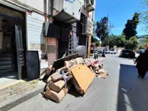 Fatih’te "kontrolsüz taşınma" kamerada: Eşyalarını 3. kattaki camdan böyle attı