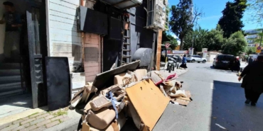 Fatih’te "kontrolsüz taşınma" kamerada: Eşyalarını 3. kattaki camdan böyle attı