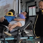 Kazada yaralanan çocuğu eldivenden yaptıkları balonla oyaladılar