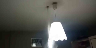 Korku evi...Abisini evden çıkarmak için tavanı böyle deldi
