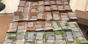 Yatağın altına gizlediği 61 bin 300 euro komşuda kaldı