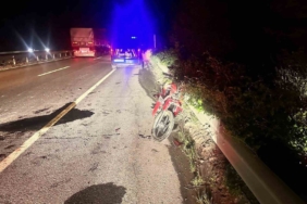 Kontrolden çıkan motosiklet refüje çarparken, sürücüsü ağır yaralandı