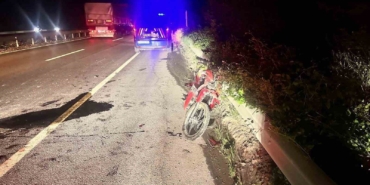 Kontrolden çıkan motosiklet refüje çarparken, sürücüsü ağır yaralandı